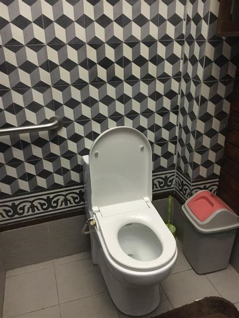 Binanatan sa Banyo ng Motel .